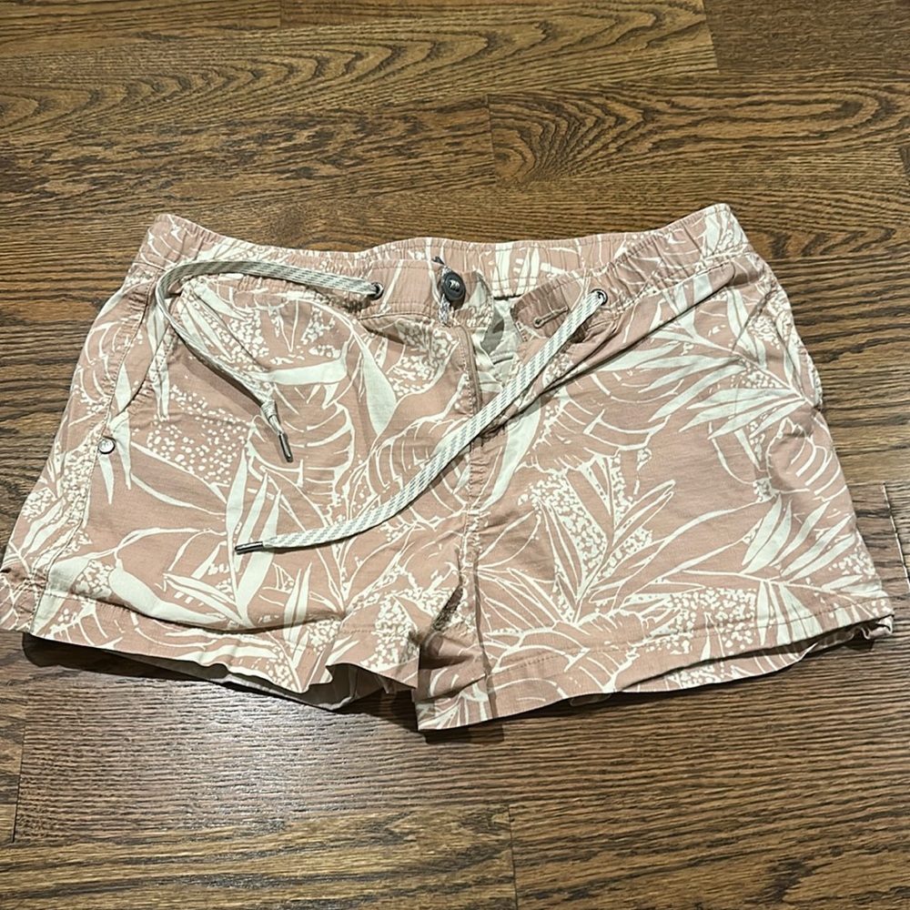 Vuori Ripstop Women's Pink Salt Rainforest Mid Rise Shorts VW364